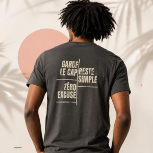 T-shirt col V gris anthracite « Garde Le Cap, Reste Simple, Zéro Excuse » — design typographique minimaliste noir, citation motivation française, streetwear discipline, imprimé au dos