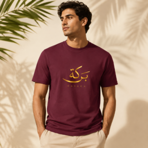 T-shirt bordeaux Creamerch avec design Baraka en calligraphie arabe dorée et texte BARAKA en lettres espacées, style streetwear minimaliste premium.